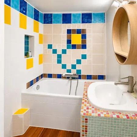 Joli Studio, Rue Calme, Pret De Notre Dame De شقة